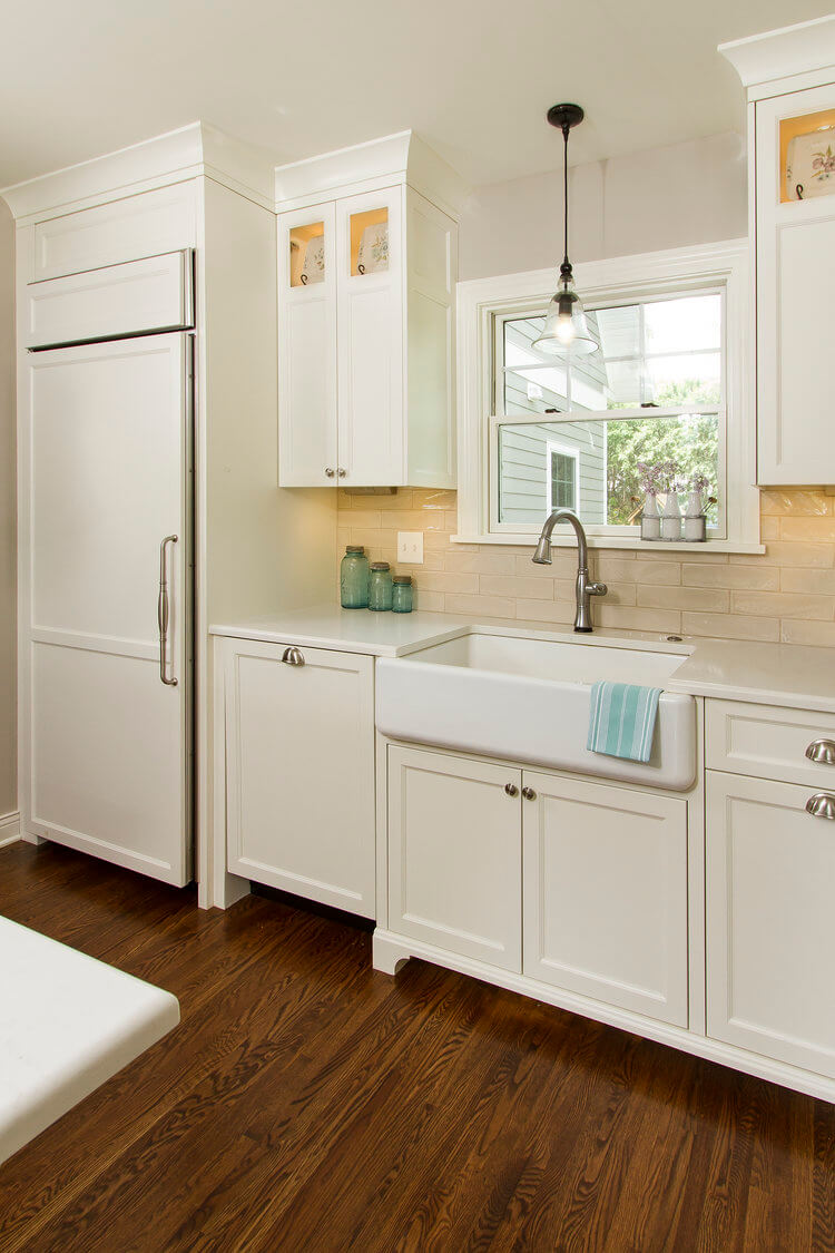 white-kitchen-with-farmhouse-sink